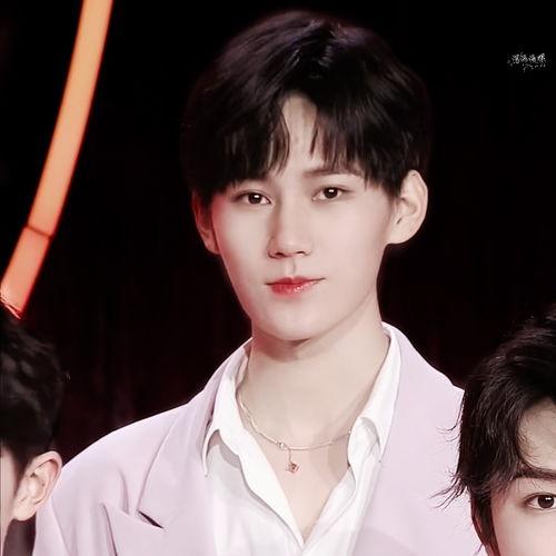 微博头条张真源小黄,微博头条引发网友热议，真相究竟如何？