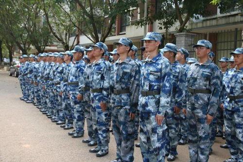 军训队列前吃瓜,军训队列中的欢乐时光